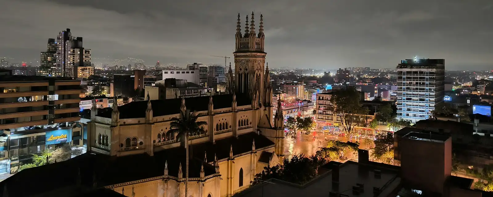 Vista de Bogotá de noche con una iglesia iluminada