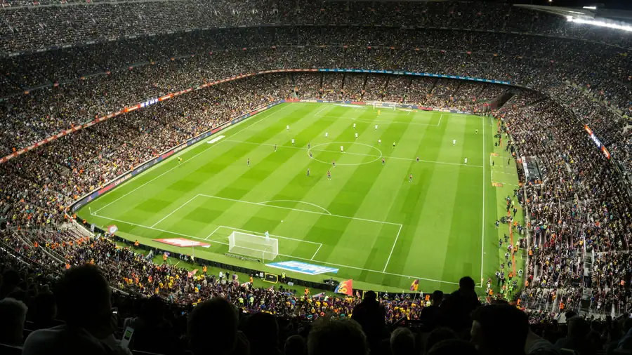 Partido de fútbol en un estadio lleno