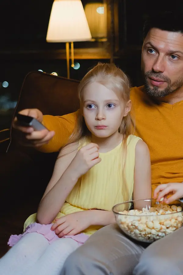 Niñas viendo la tele con palomitas