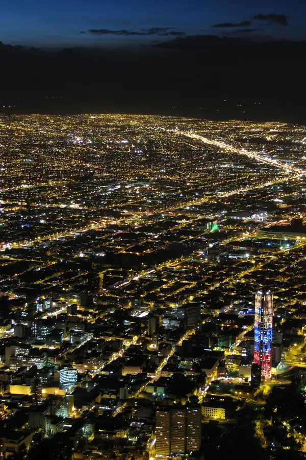 Ciudad de noche vista desde el aire